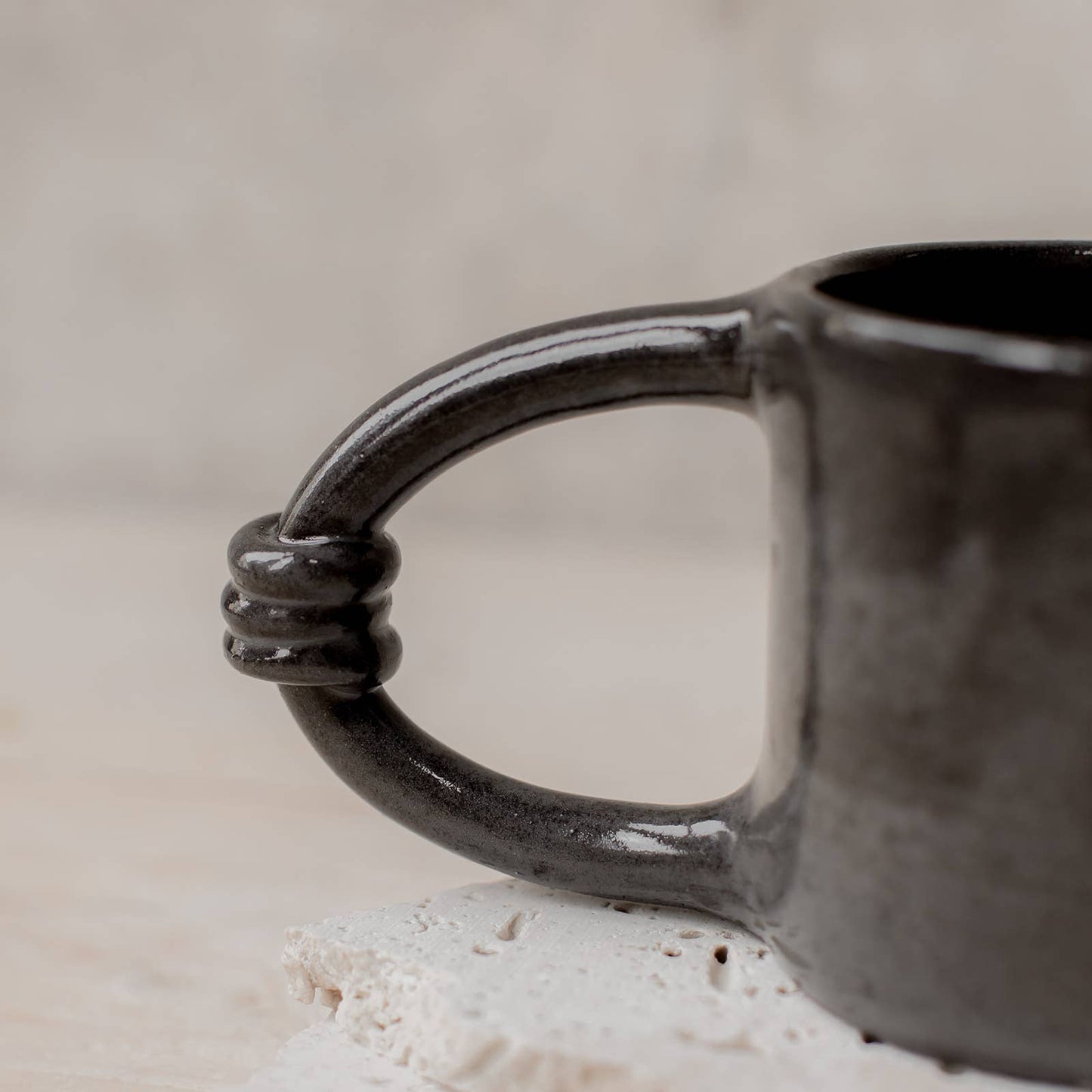 Le Maxi Mug Grande Anse Les Choses qu'on Aime Noir Détail