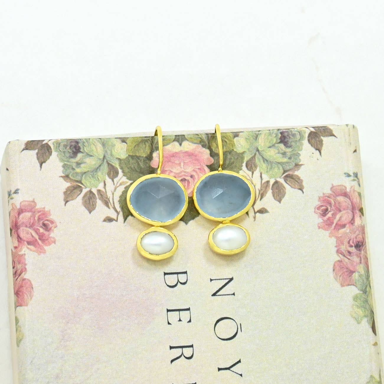 Boucles d'oreilles Primrose plaquées or - Calcédoine aqua clair et perle