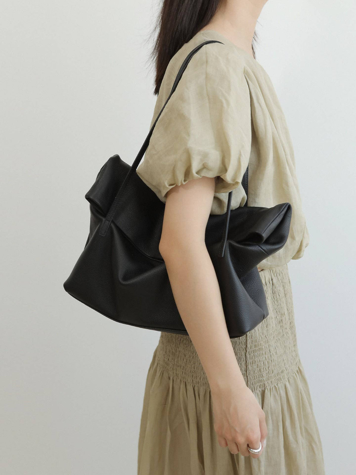 Grand sac cabas en cuir, forme souple, fermeture à rabat