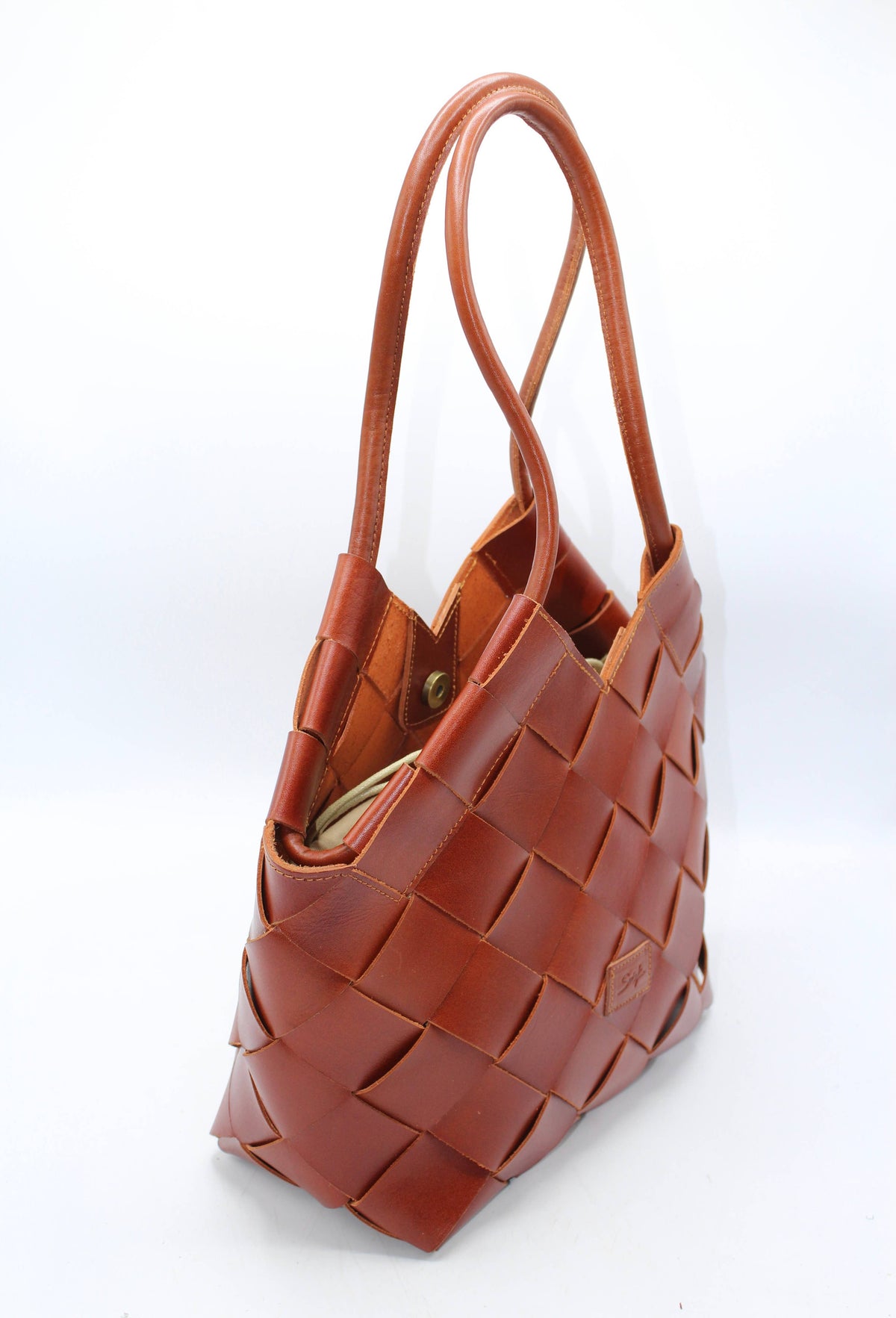 FW26 Beth - Sac cabas tressé en cuir fait main, coupe en V, caramel