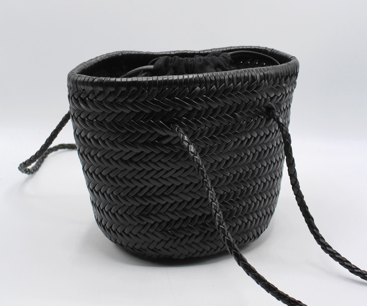 Le Sac Seau en Cuir Tressé