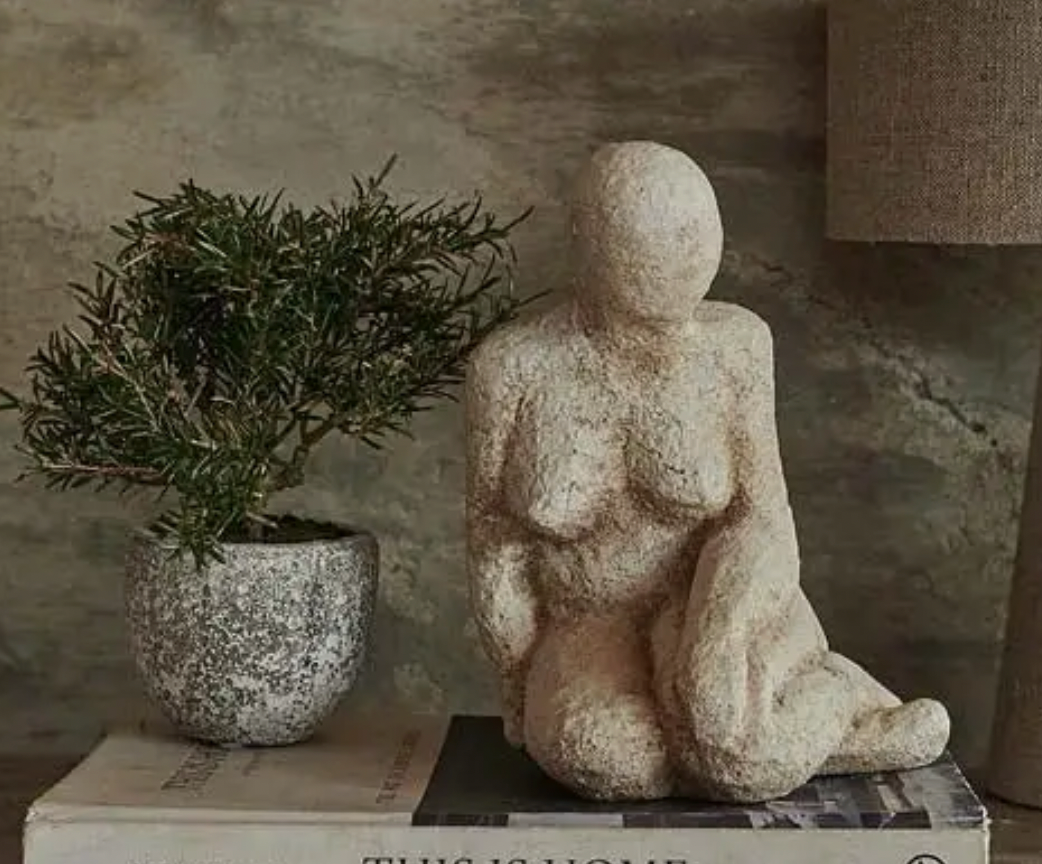 La Sculpture Laurel  Femme Assise Les Choses Qu'on Aime