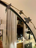 Cargar la imagen en la vista de la galería, The Ivy Garland en metal gris
