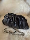 Charger l'image dans la visionneuse de la galerie, La Grande Pochette Nappa en cuir
