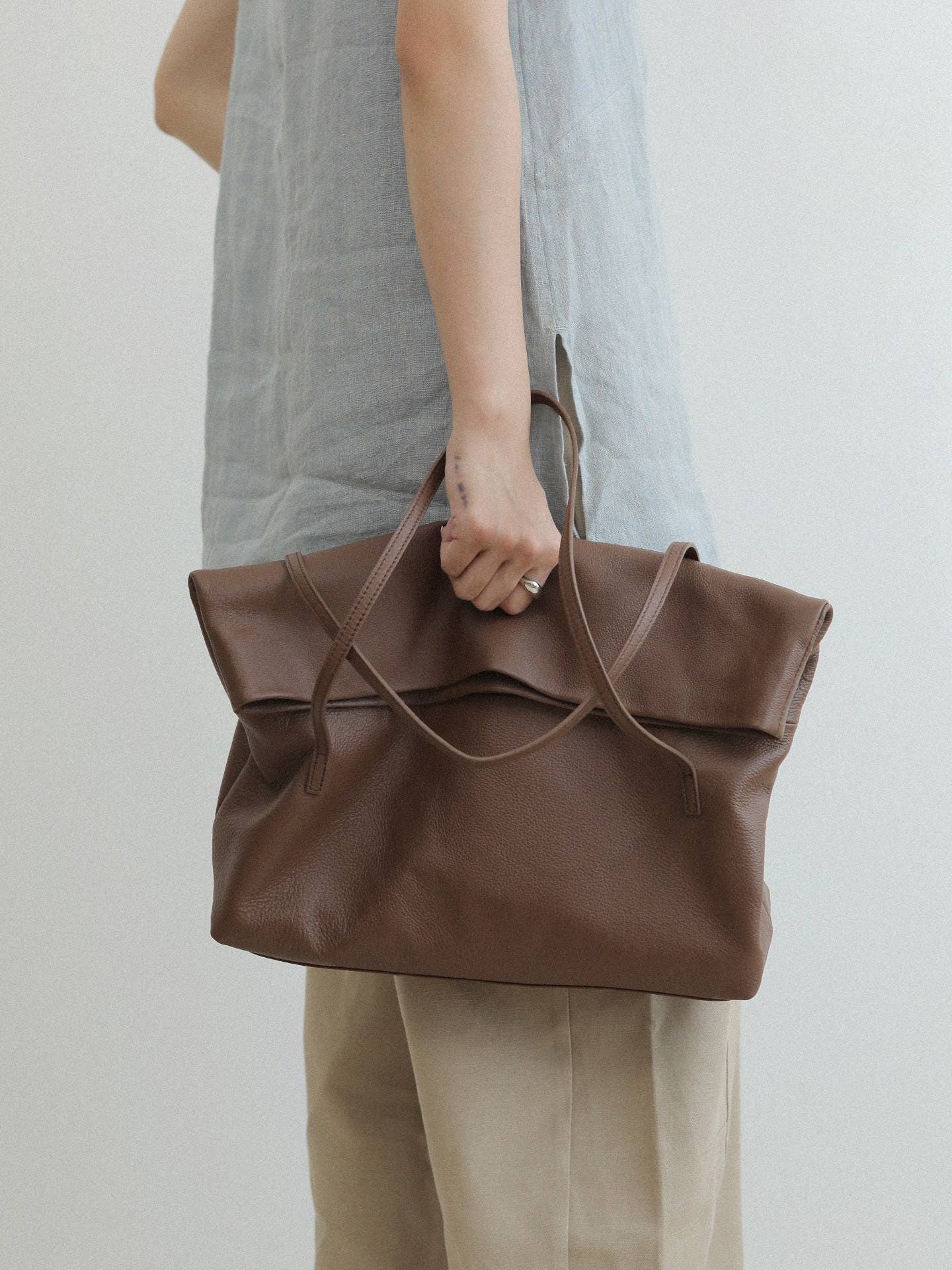 Grand sac cabas en cuir, forme souple, fermeture à rabat