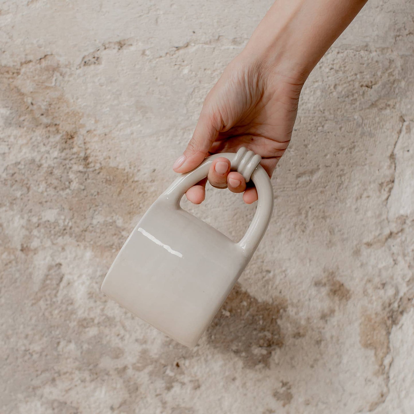 Le Maxi Mug Grande Anse Les Choses qu'on Aime Blanc tenue par main