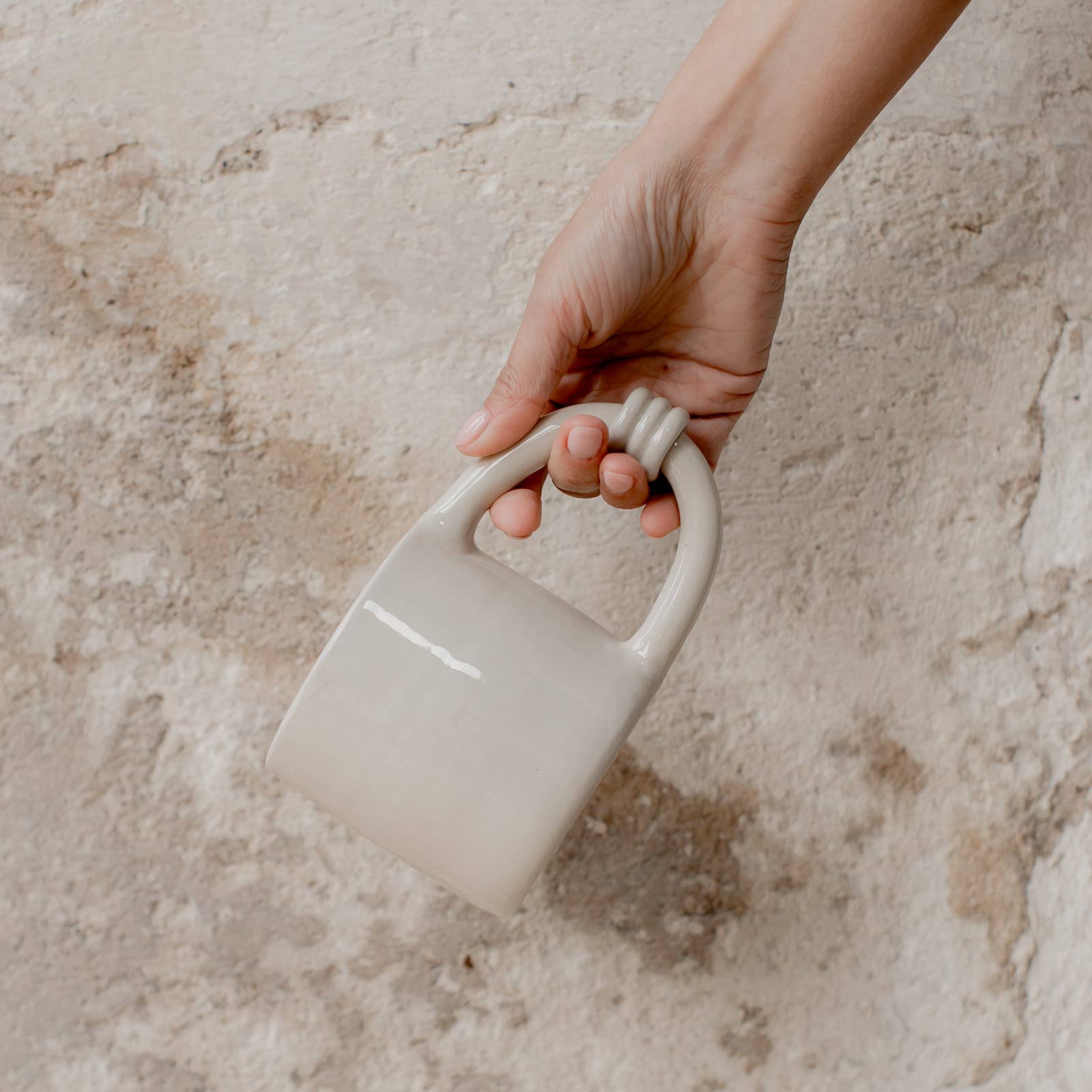 Le Maxi Mug Grande Anse Les Choses qu'on Aime Blanc tenue par main