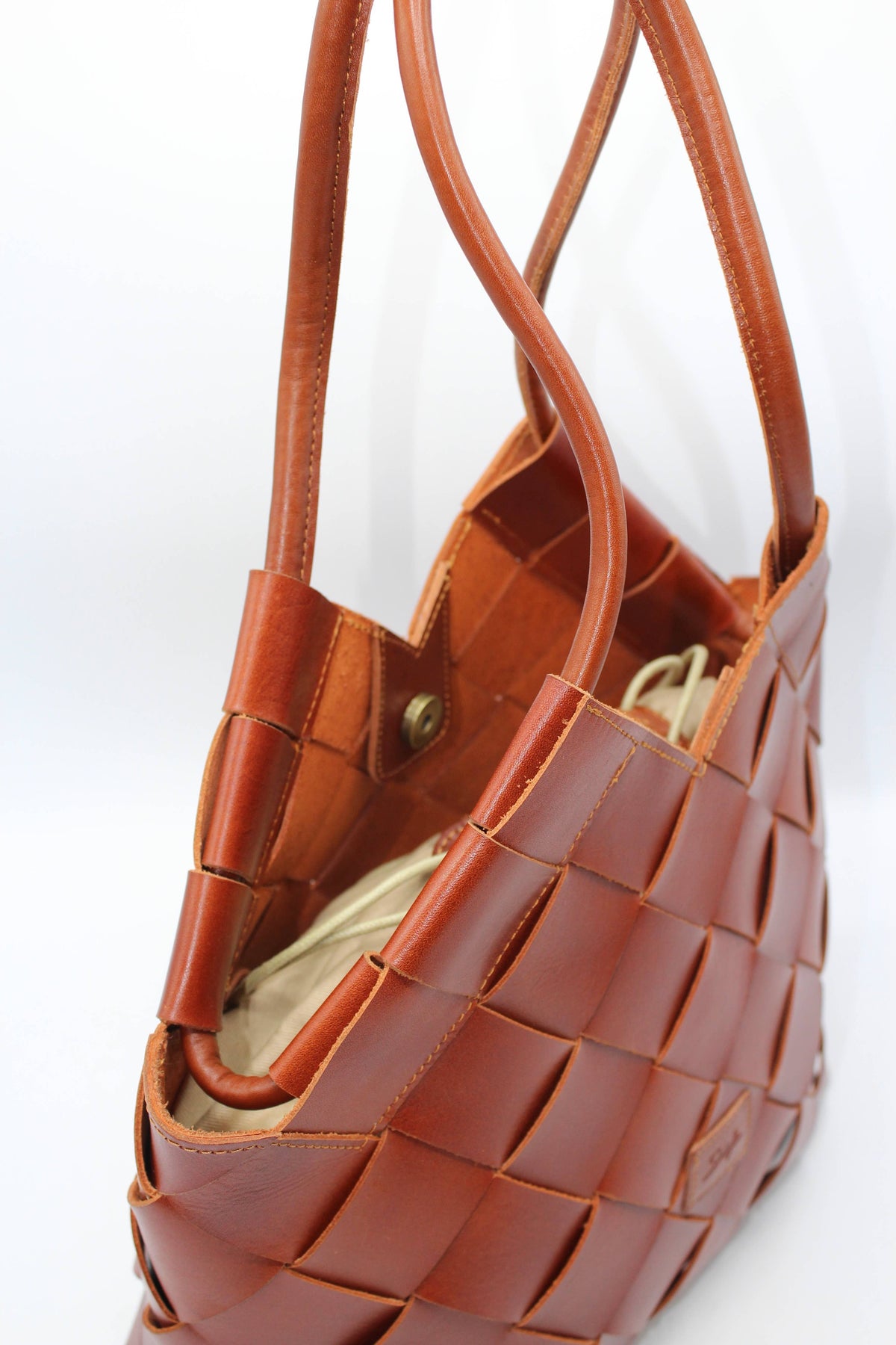 FW26 Beth - Sac cabas tressé en cuir fait main, coupe en V, caramel