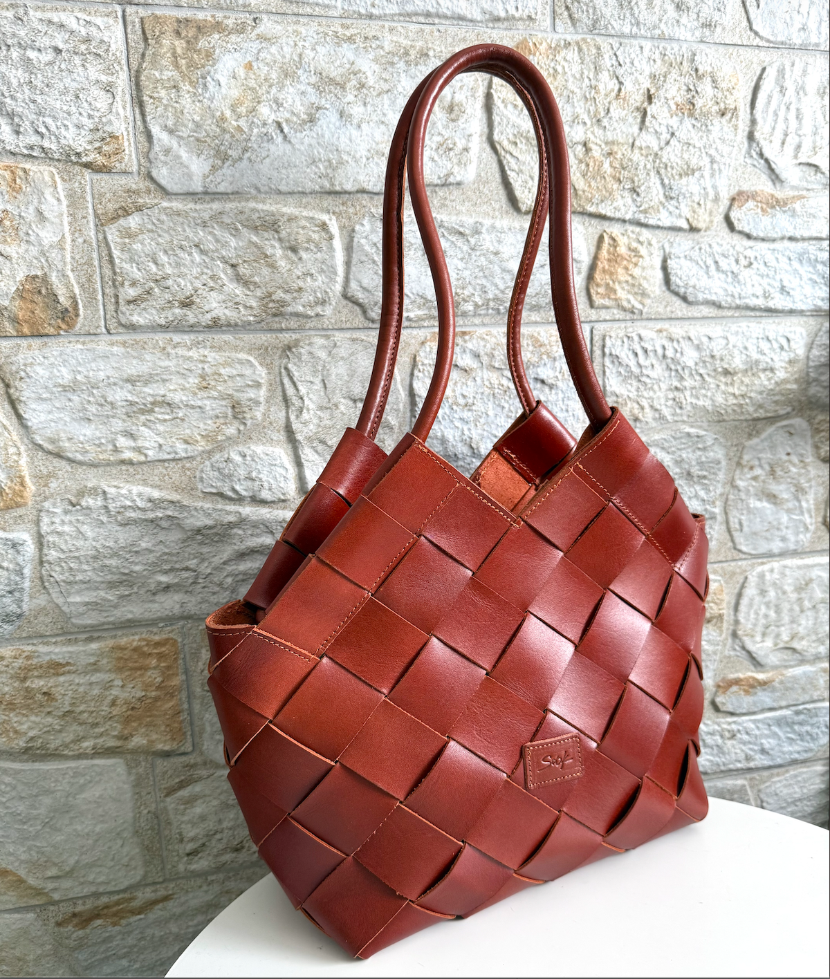 FW26 Beth - Sac cabas tressé en cuir fait main, coupe en V, caramel