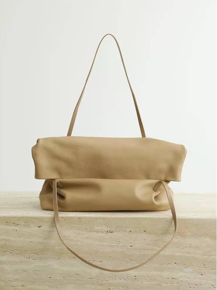 Grand sac cabas en cuir, forme souple, fermeture à rabat