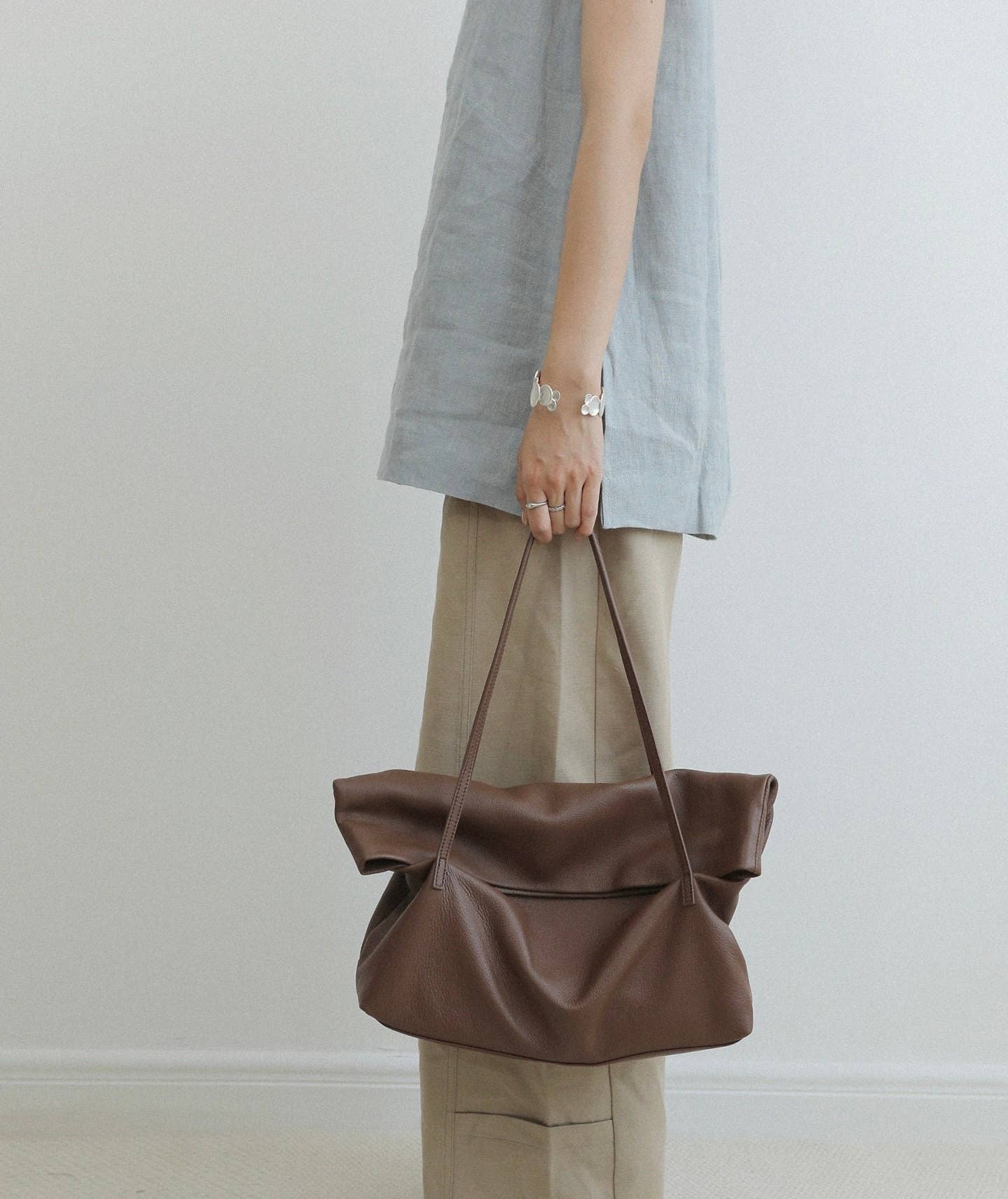 Grand sac cabas en cuir, forme souple, fermeture à rabat