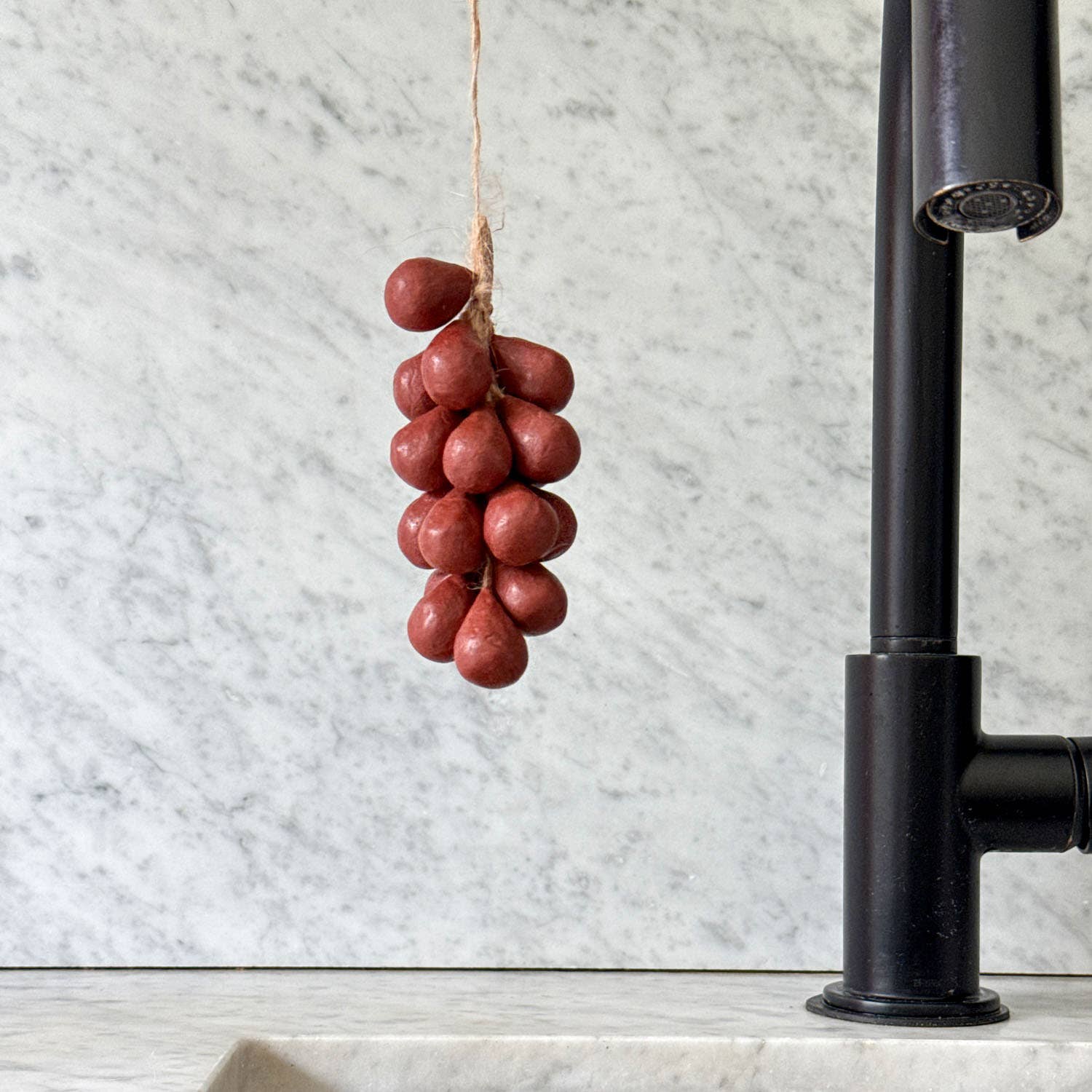 La_Grappe_de_Savon_au_Raisin_Les_Choses_qu_on_Aime suspendue au mur