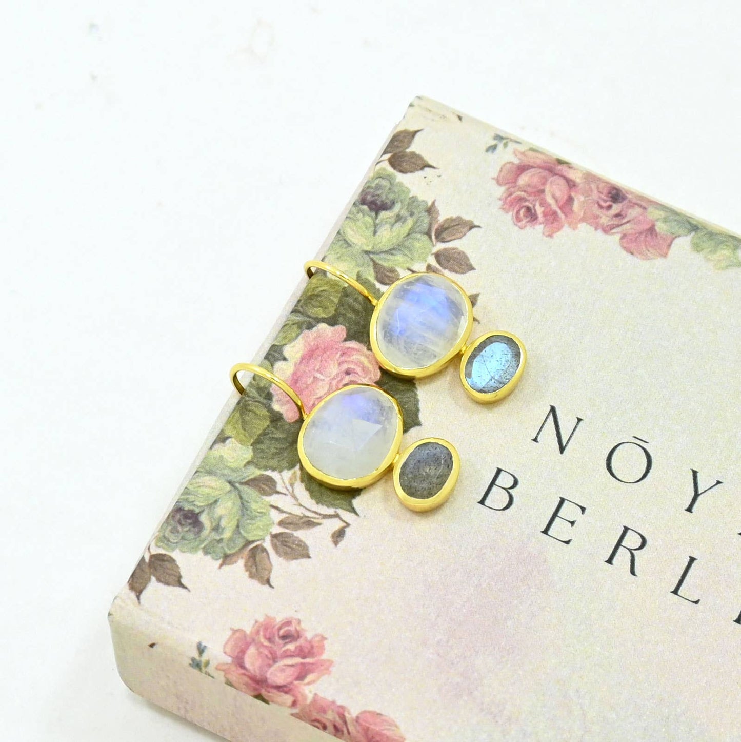 Boucles d'oreilles Primrose plaquées or - Pierre de lune et Labradorite
