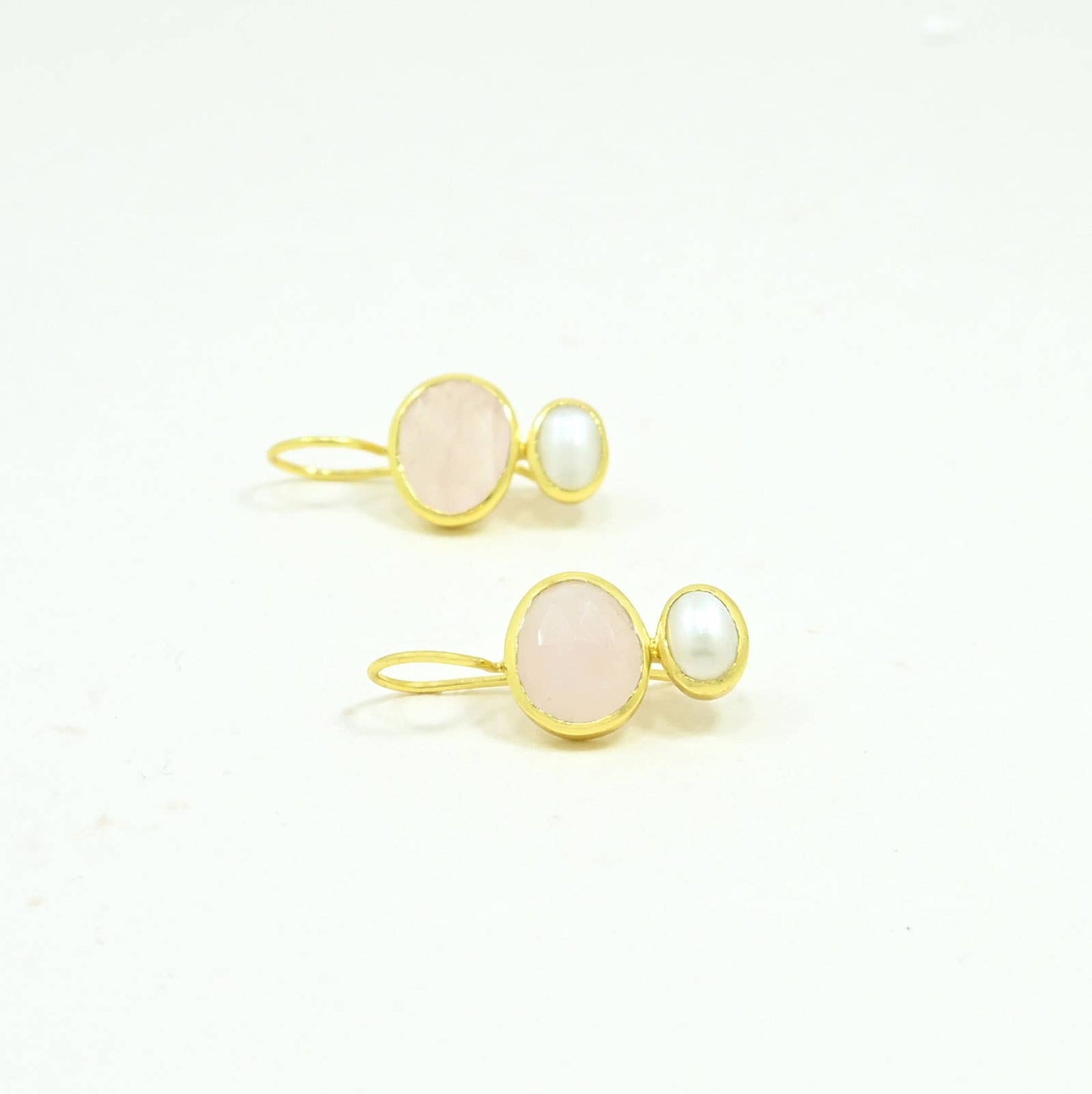 Boucles d'oreilles Primrose plaquées or - Quartz rose & Perle